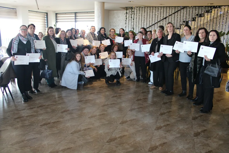 52 Gra Diplomojnë në Bradash: Trajnim për Fuqizim Social dhe Hortikulturë në Kuadër të Projektit 'Together Building Resilience'