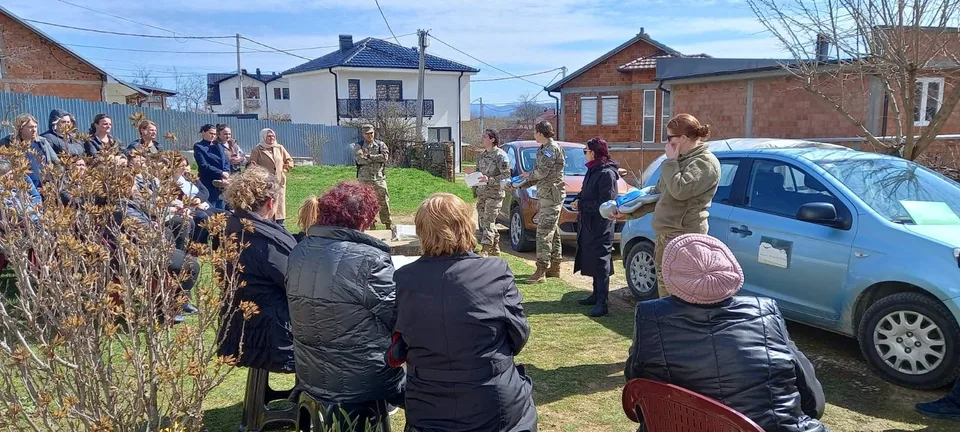 KFOR-i vizitoi fshatin Bradash të komunës së Podujevës për t'ua mësuar Ndihmën e Parë grave pjesëmarrëse në programin tonë për fuqizimin social dhe ekonomik