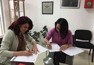 KOSOVA-WOMEN 4 WOMEN NËNSHKROI MARRËVESHJE MIRËKUPTIMI ME KOPSHTIN "SHKRONJAT