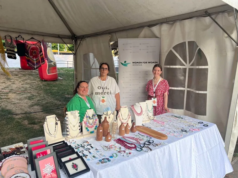 Gratë e programit "Kosova - Women 4 Women" janë pjesëmarrëse me produktet e tyre të punuara me dorë ne festivalin Prishtina Gastronomy Fetival"