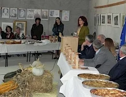 ILIRIANA GASHI NDEROHET ME ÇMIMIN "AMFORA ILIRIE" NGA ORGANIZATORËT E MANIFESTIMIT "TAKIMET E GJEQOVIT"