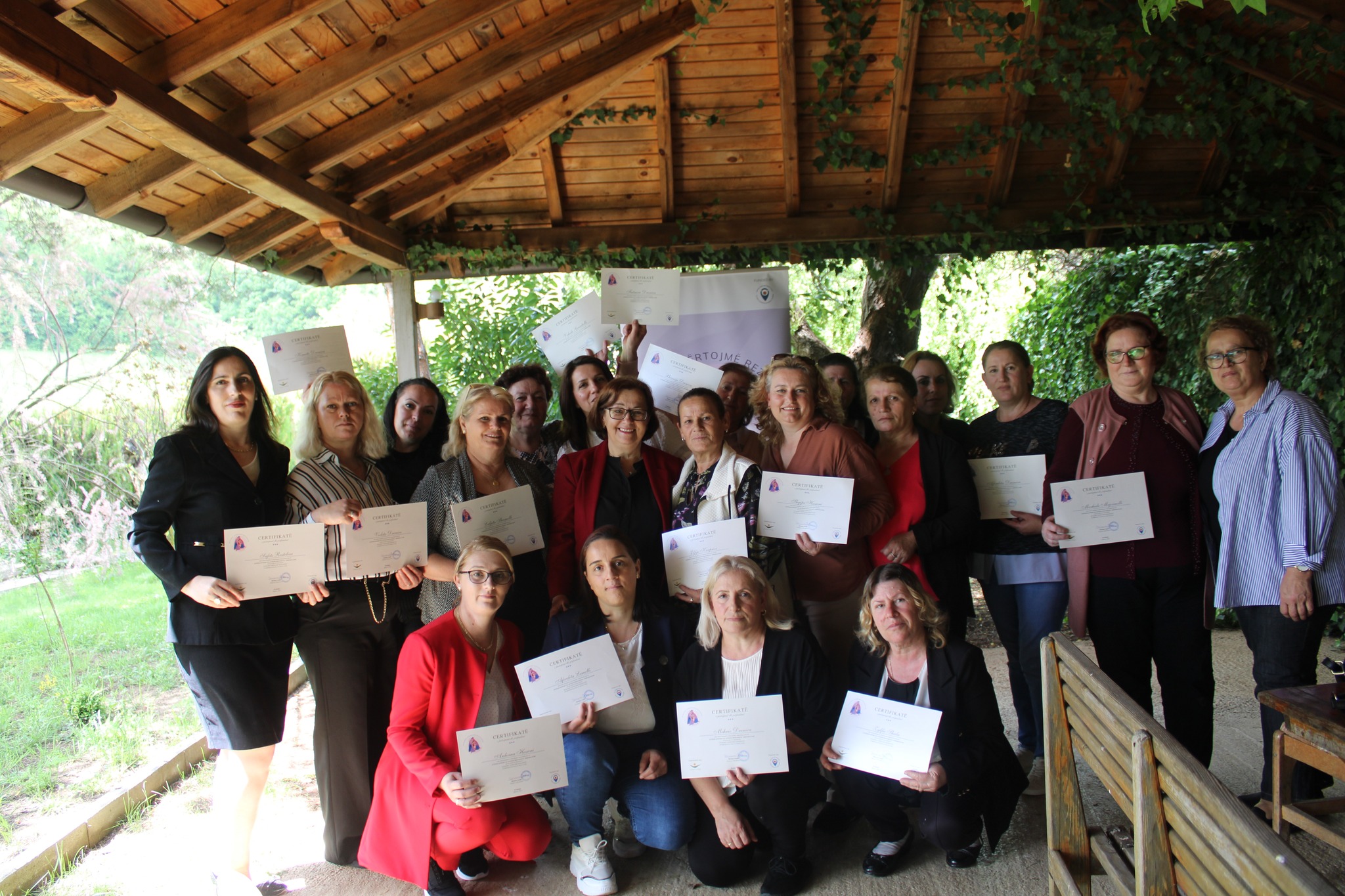 Ceremonia e diplomimit për gratë në fshatin Shalë në komunën e Lipjanit