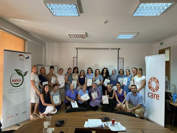 Në kuadër të projektit “IWKA – Përfshirja e grave në agrobiznesin e Kosovës” u realizua nënshkrimi i kontratave per 20-të përfituese të grantit nga Komuna e Ferizajit, Junikut, Prishtinës dhe Graçanicës