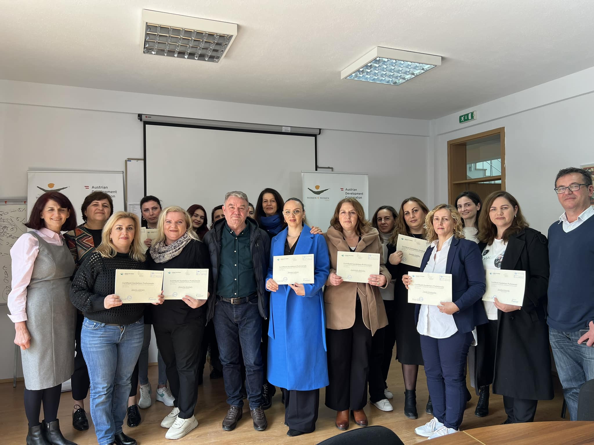 Kosova Women 4 Women për herë të parë ndan certifikatat e akredituara për Kualifikimin e Nivelit 3 në Rrobaqepësi, duke fuqizuar mundësitë e punësimit për gratë