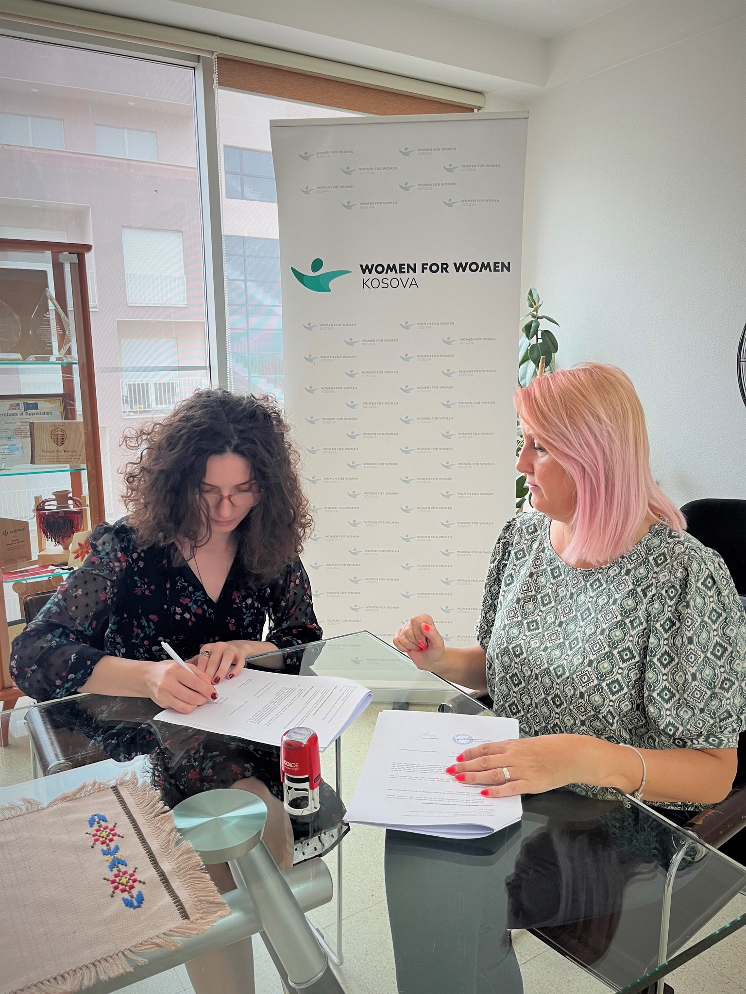 Kosova Women 4 Women si organizatë ndërmjetëse për sipërmarrësit e rinj – Projekti E.E.E