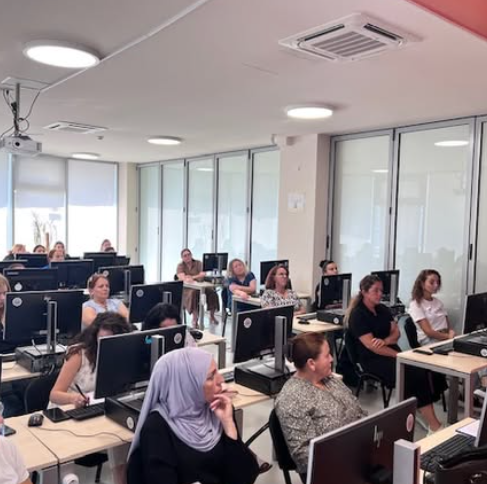 Fillon trajnimi “Njohuritë Kompjuterike” për gratë dhe vajzat e KW4W